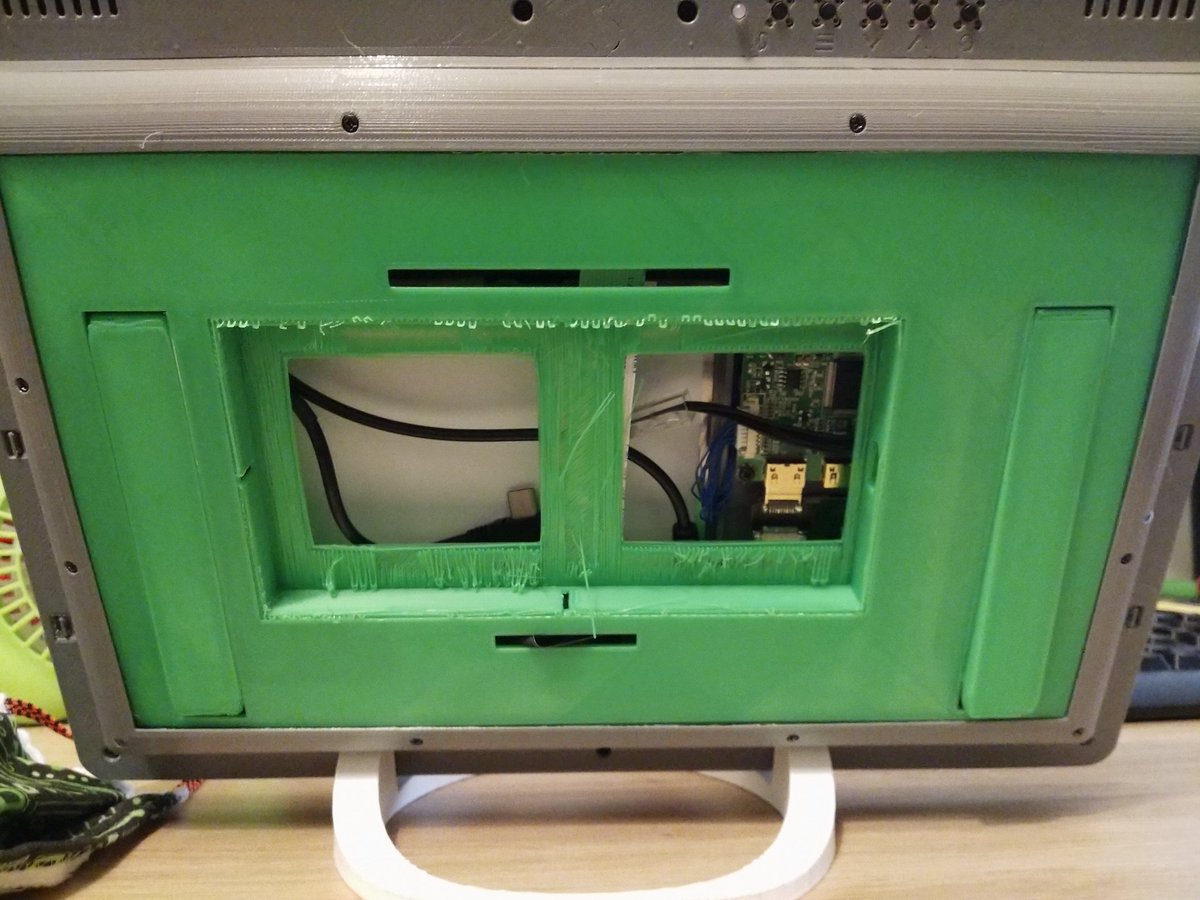 nico69400's tweet photo. On continue les experimentations avec le projet du nouveau carter et des pieds coulissants pour la @DiskioPi. C'est stable, mais sûrement un peu trop fragile sur la durée. 
#raspberrypi #diskiopi #tablet #3dprint #PinePhone https://t.co/NUeTcGIRxo