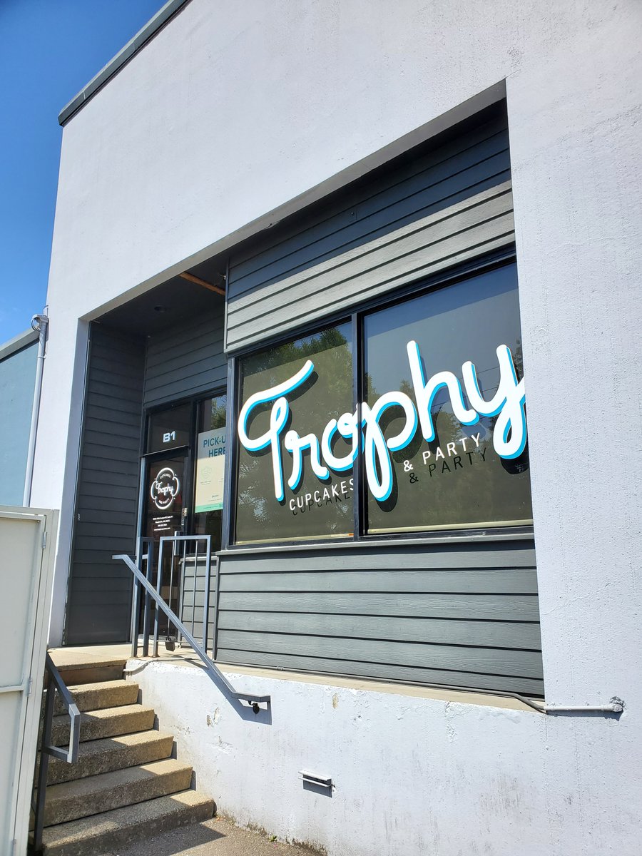 trophycupcakes's tweet photo. We have a NEW PICK UP LOCATION in WOODINVILLE! Skip the delivery fee or the drive into Seattle or Bellevue, and pick up at our bakery! Hop online, choose pick up, choose Woodinville, choose your treats, and we'll see you soon! https://t.co/0nbTlu0foF https://t.co/yb8XLRtCk4