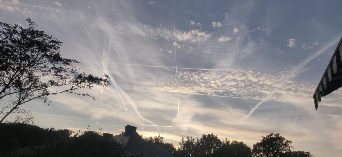 OXO dans le ciel. OXO démentiel. Et chez vous?
#renaissance #confinement #album #imaginaire #etpourquoipas #folieeffervescente #folie #etvous?