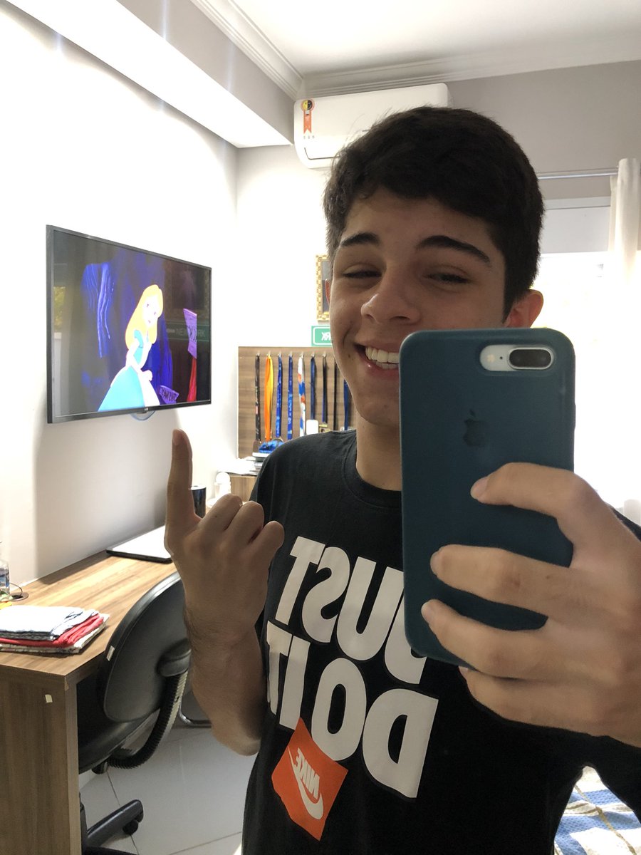 To muito feliz, pela primeira vez to assitindo Alice através do espelho