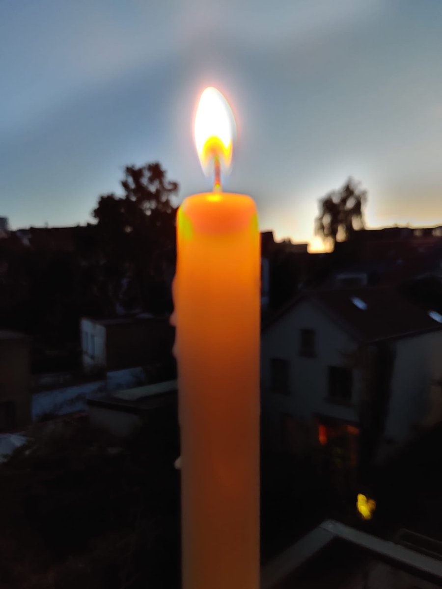 Tonight we light a candle for peace in memory of John Hume, a champion of peace and reconciliation. A proud Derry man, Irish patriot and committed European. A true peacemaker inspired by the ideals of the European project. 🇮🇪🇪🇺 Ar dheis Dé go raibh a anam.