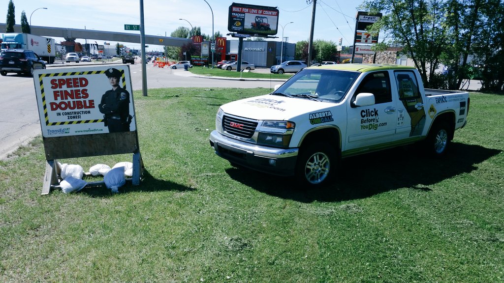 digsafeyeg's tweet photo. Safety when digging with #ClickBeforeYouDig will not double your fine. Speeding in a #construction ZONE will !
#DigSafe #locatefirst. #AlbertaOneCall supports #workers #SafetyFirst #eapuoc #Eps. https://t.co/ZYRFpTLLjA