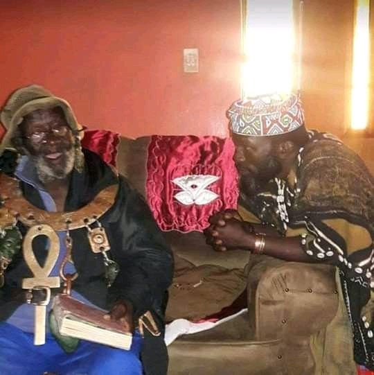 #Abafundisi
Credo Mutwa passing some knowledge To Bishop Maponga 
We all learn somewhere 🤷‍♂️❤