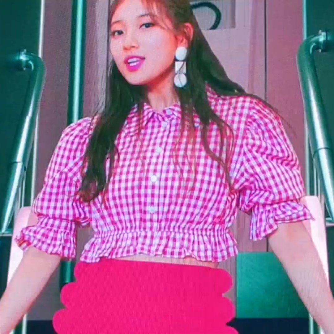  #수지 Suzy x Celeb MV: DEW E DEW E Spring/Summer 2019 check crop blouse in red (69,000KRW/sold out)