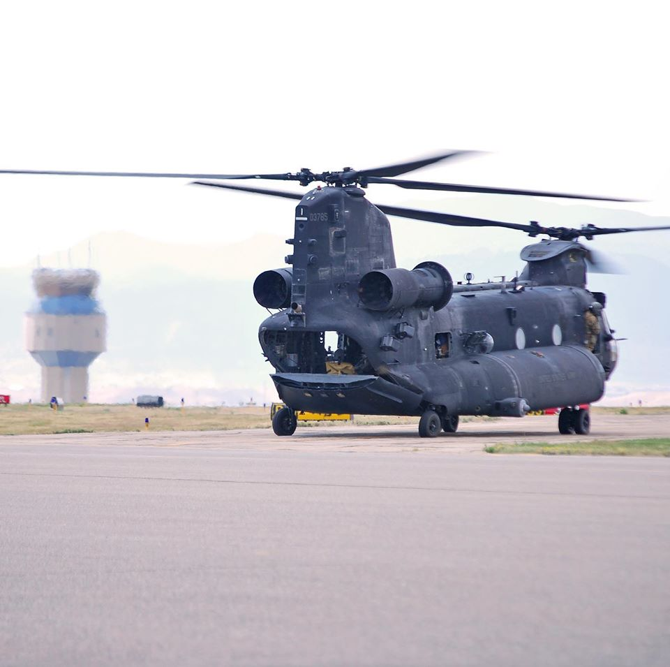 JeffcoColorado's tweet photo. It's a bird... it's a plane... it's five U.S. Army Chinook helicopters operating out of @flyRMMA this week. 🇺🇸🚁 #FlyRMMA #Jeffco #USArmy https://t.co/3tFsNGOrdQ