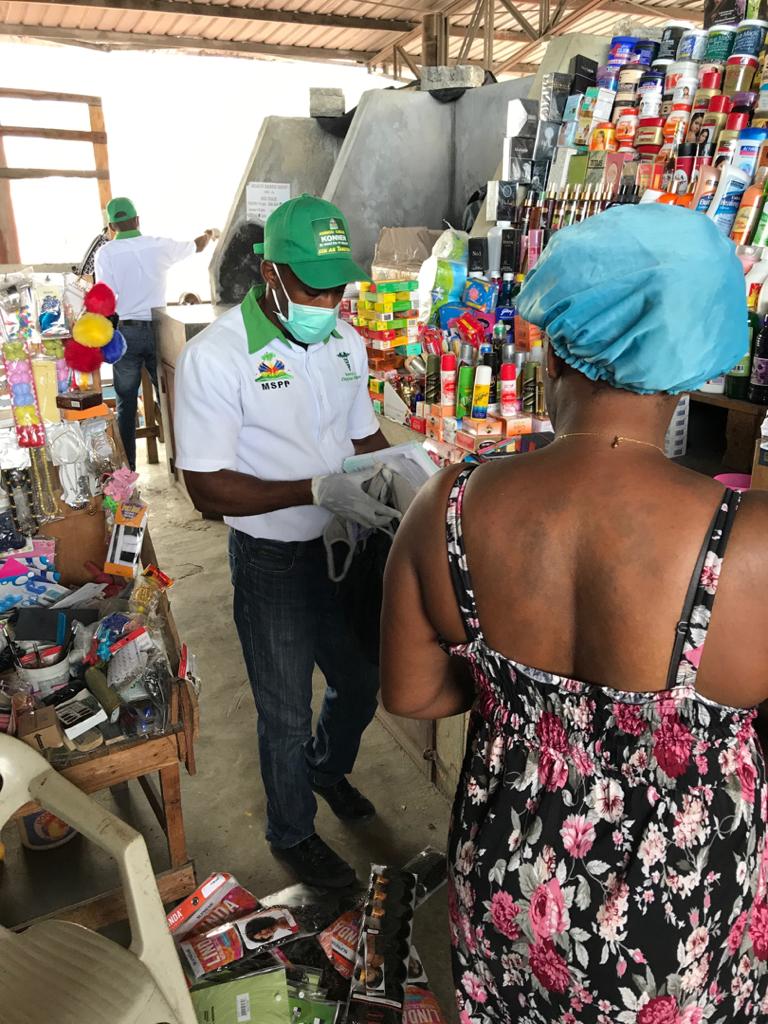 MsppOfficiel's tweet photo. #MSPPHaiti
#UCRP
#DPSPE
03/08/2020 - Les Officiers sanitaires du #MSPP continuent la sensibilisation sur la COVID-19 dans la commune de carrefour, plus précisément au niveau de la Mairie de Carrefour, du marché de bizoton et dans d’autres zones de carrefour. https://t.co/WiRoiMt9w1