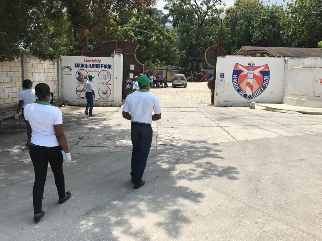 MsppOfficiel's tweet photo. #MSPPHaiti
#UCRP
#DPSPE
03/08/2020 - Les Officiers sanitaires du #MSPP continuent la sensibilisation sur la COVID-19 dans la commune de carrefour, plus précisément au niveau de la Mairie de Carrefour, du marché de bizoton et dans d’autres zones de carrefour. https://t.co/WiRoiMt9w1