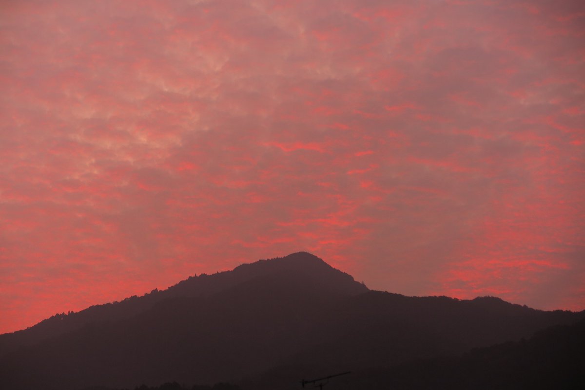 naosuke21036's tweet photo. おはようございます。
今日の一枚 The eary bird watches the morning glow.
#朝焼け #イマソラ #京都 #比叡山 #早起きは三文の徳
#earlibird #morningglow #sunrise #Kyoto https://t.co/lUf7gBfMaJ