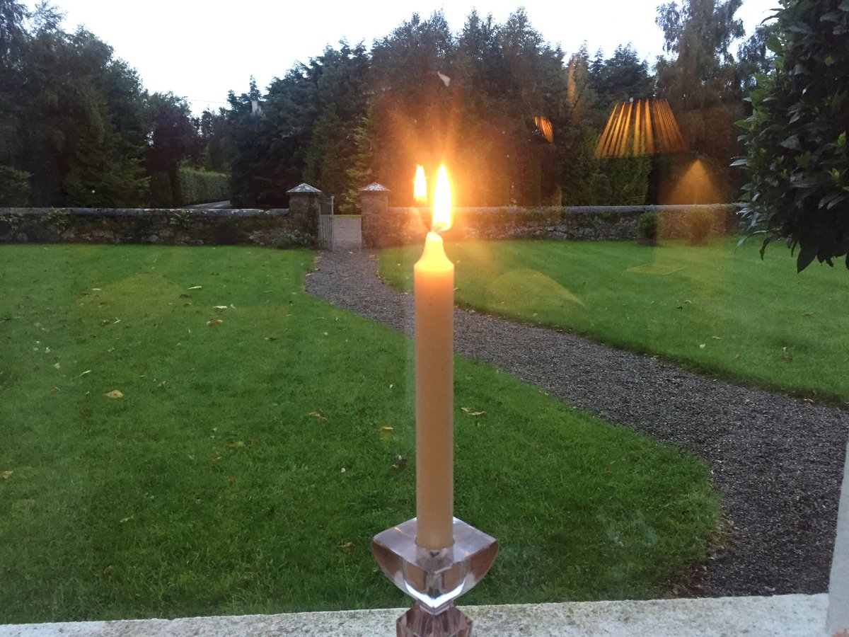 HelenODonnellLK's tweet photo. A light for John. #peace #peaceforIreland #JohnHumeRIP https://t.co/rDAehw2rLs