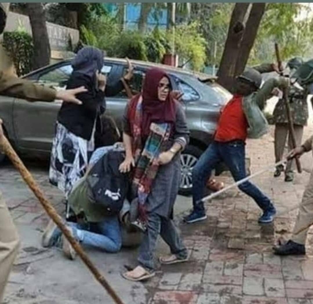 UonesPuyan's tweet photo. مظلوم مسلمان به کسی کار ندارد
عاشق به علی این همه آزار ندارد
یارب برسان منتظر منتظران را
این شیعه مگر حیدر کرار ندارد
#savekeshmir
#stand_with_kashmir https://t.co/qgph3ZrbjA