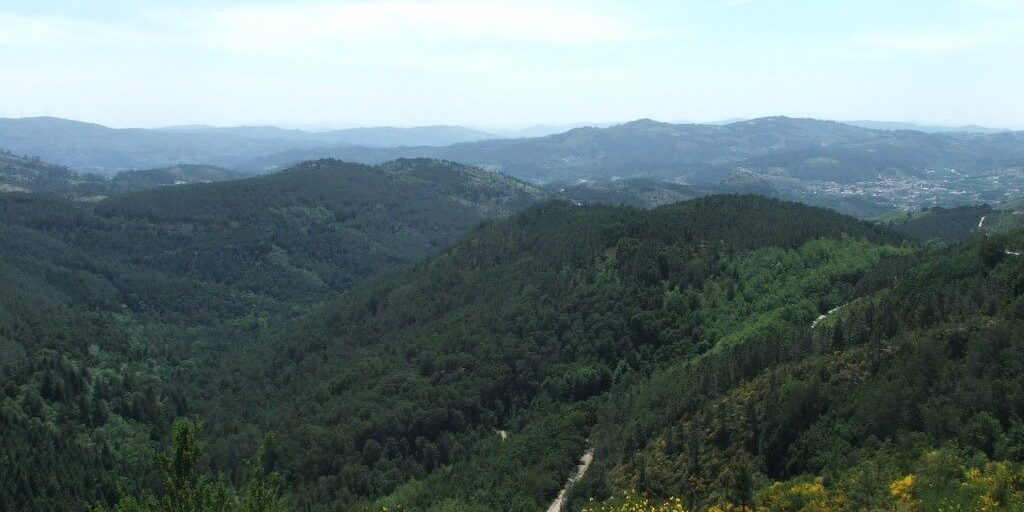 1/ Let's take a look at another very interesting Enchanted Moura legend from the Serra da Cabreira in Northern Portugal. The legend is tied to a cave which would be below the nearby Gallaecian castro. You can check the other legends below:  https://twitter.com/Herminius_Mons/status/1277341053327233026