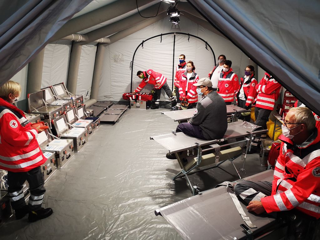 Dienstabend über die Medizinische Task Force des Bundes. Kameraden der DRK-Bereitschaft Lehrte zeigten uns Inhalt des bei ihnen stationierten Gerätewagen Sanität und den Aufbau eines Behandlungszeltes

#drk #wedemark #burgwedel #isernhagen

(Fotos: O. Zimmermann, DRK)