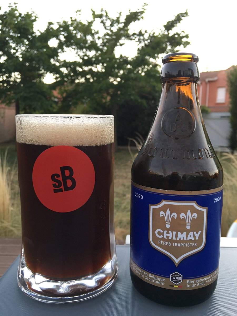 JdJCantalejo's tweet photo. 6th (already?) stage of the #Touroftheclassicbeers #Chimay #blue #biere #trappist #trappistbeer #belgium #bieretrappiste #belgique ...not sure glassware is most adequate but wanted to show off my @SmallBarBristol mug... #oddholiday #aperotime https://t.co/Tj8zdIE2Mw