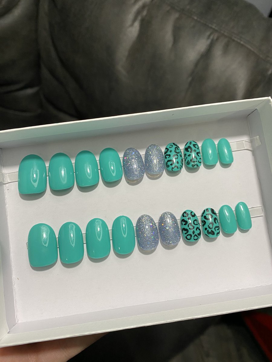 makeupbyhaleyyy's tweet photo. Did y’all know I now offer 20 piece sets?! 

This eliminates needing measurements or sizes! Message me to place an order💖 https://t.co/RolZ82Yl0o