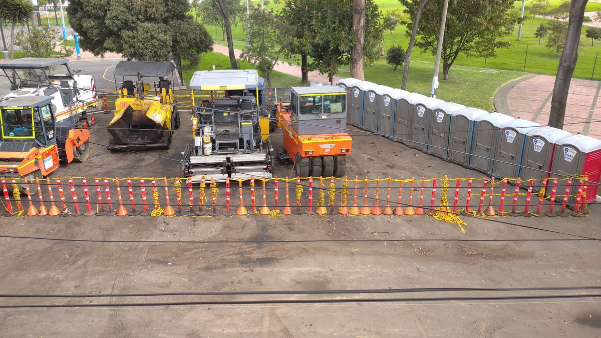 Daniel__Murcia's tweet photo. @ALantonionarino no podemos creer que en plena pandemia en la Localidad, nos pongan estos baños portátiles, y para el colmo, realizen la limpieza de los mismos en este lugar, una zona residencial y en las noches y madrugadas un completo desorden, sin las medidas de bioseguridad. https://t.co/jrVmxmzHIr