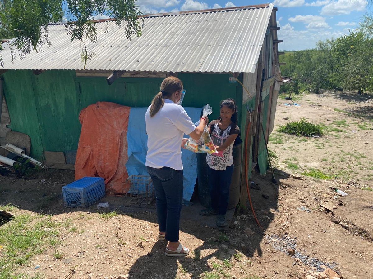 20TVvh's tweet photo. #ValleHermoso  | ▶️ Diputada @PatyPalaciosMx entrega apoyos alimenticios a personas vulnerables 
en el Poblado Empalme ➡️ AQUÍ LA NOTA https://t.co/NqIgfkiWLa
#20tv #Enterate @CongresoTams https://t.co/bkG5no9bKX