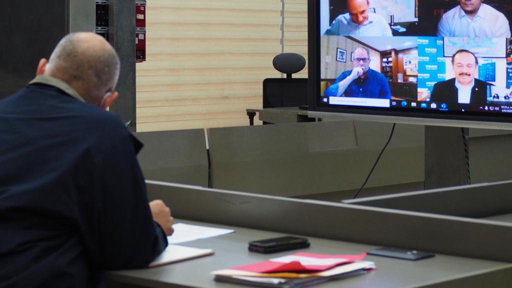 jaarreaza's tweet photo. Hoy, en compañía del Ministro de Salud @AlvaradoC_Salud nos enlazamos con el equipo de @opsoms de Washington.  Revisamos los proyectos en marcha y la lista de insumos necesarios para enfrentar el #COVID__19, a partir de los recursos de Venezuela disponibles en este organismo. https://t.co/6gUeEI5pzP
