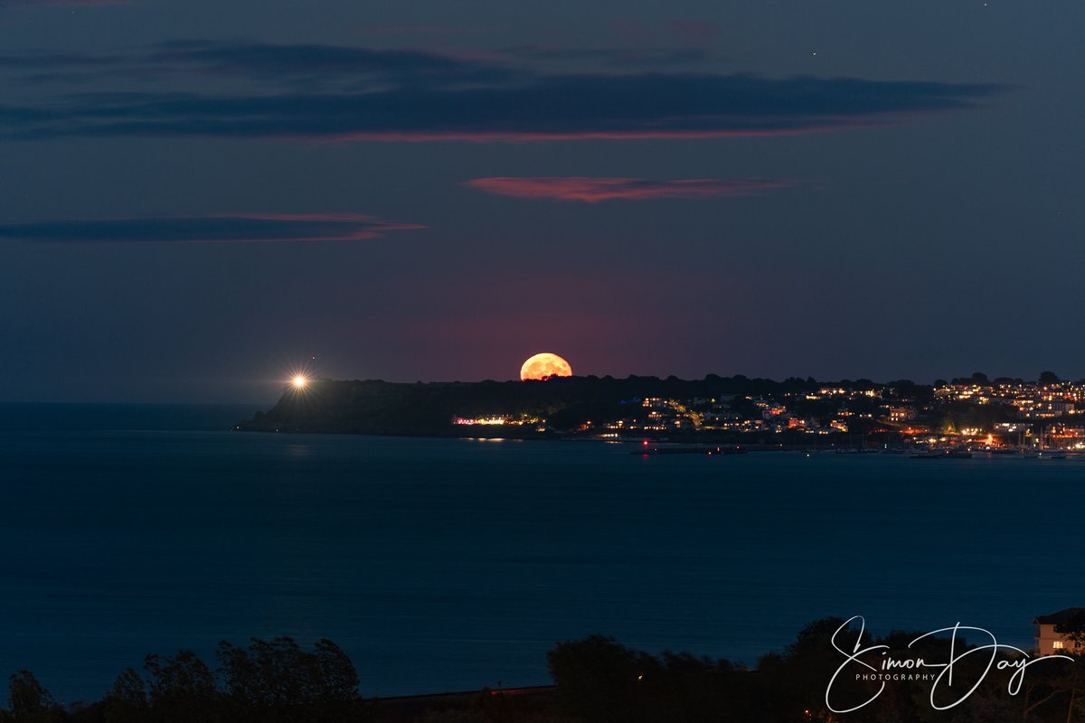 SimonDayUK's tweet photo. Dark moon rising...

Tonight's moon coming up over #Brixham, with Berry Head lighthouse on the left, illuminating the way. 

#LoveDevon #BoostTorbay #Devon https://t.co/ZOOeYDO43b