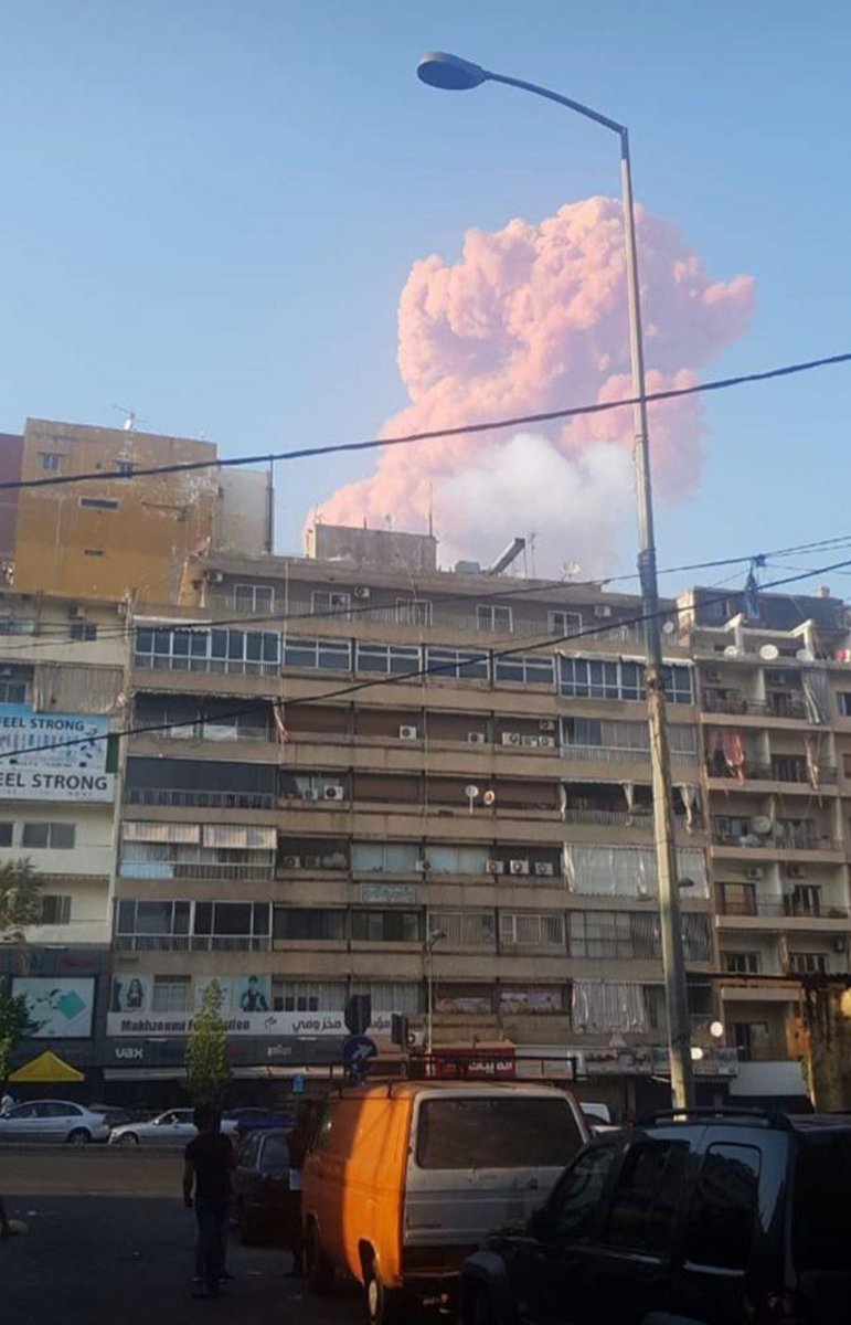 Très vite les nouvelles arrivent : l’incident a eu lieu au port de Beyrouth. Les médias parlent d’une cargaison de feu d’artifice qui aurait explosé près de produits chimiques... nous voyons un nuage rougeâtre passer au dessus du quartier.