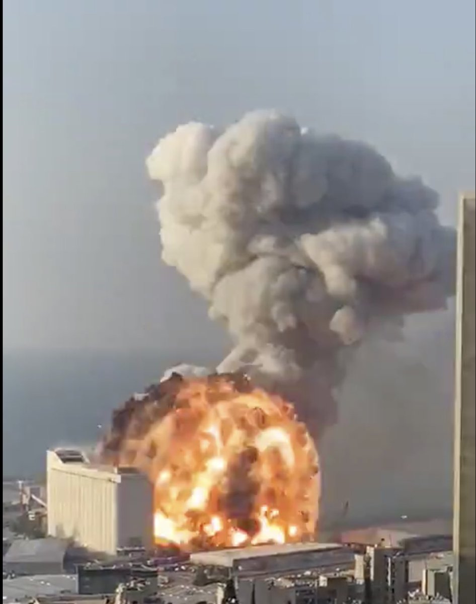 5/nThe always winderful  @CherylRofer on the color of Beirut explosion: https://twitter.com/cherylrofer/status/1290692556012105729?s=21Pics 3 & 4 stolen from  @ArmsControlWonk As  @wellerstein points out, fireball color suggests way too cold to be a nuke. As do cloud & fireball risetime. And everything else.  https://twitter.com/cherylrofer/status/1290692556012105729