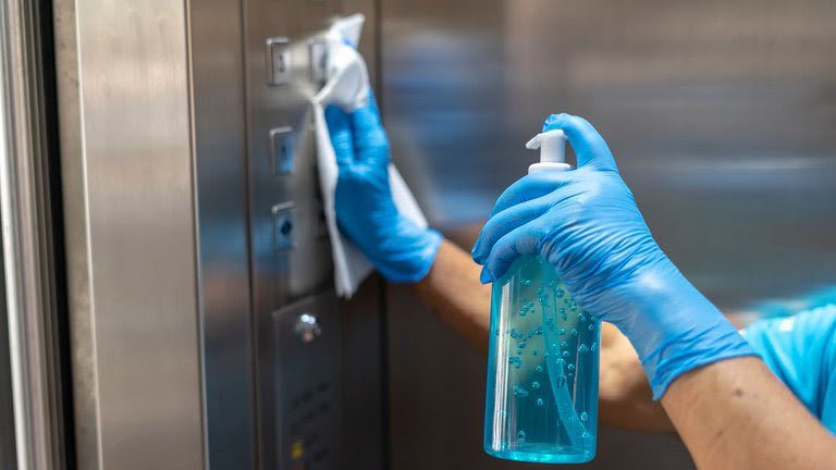 Facara_Informa's tweet image. Si sos personal de un edificio, priorizá la limpieza del ascensor sin rociar el líquido limpiador directamente sobre las botoneras.

Paredes de cabina, pasamanos, manijas de puerta y toda la superficie debe estar desinfectada para combatir al #Covid19.