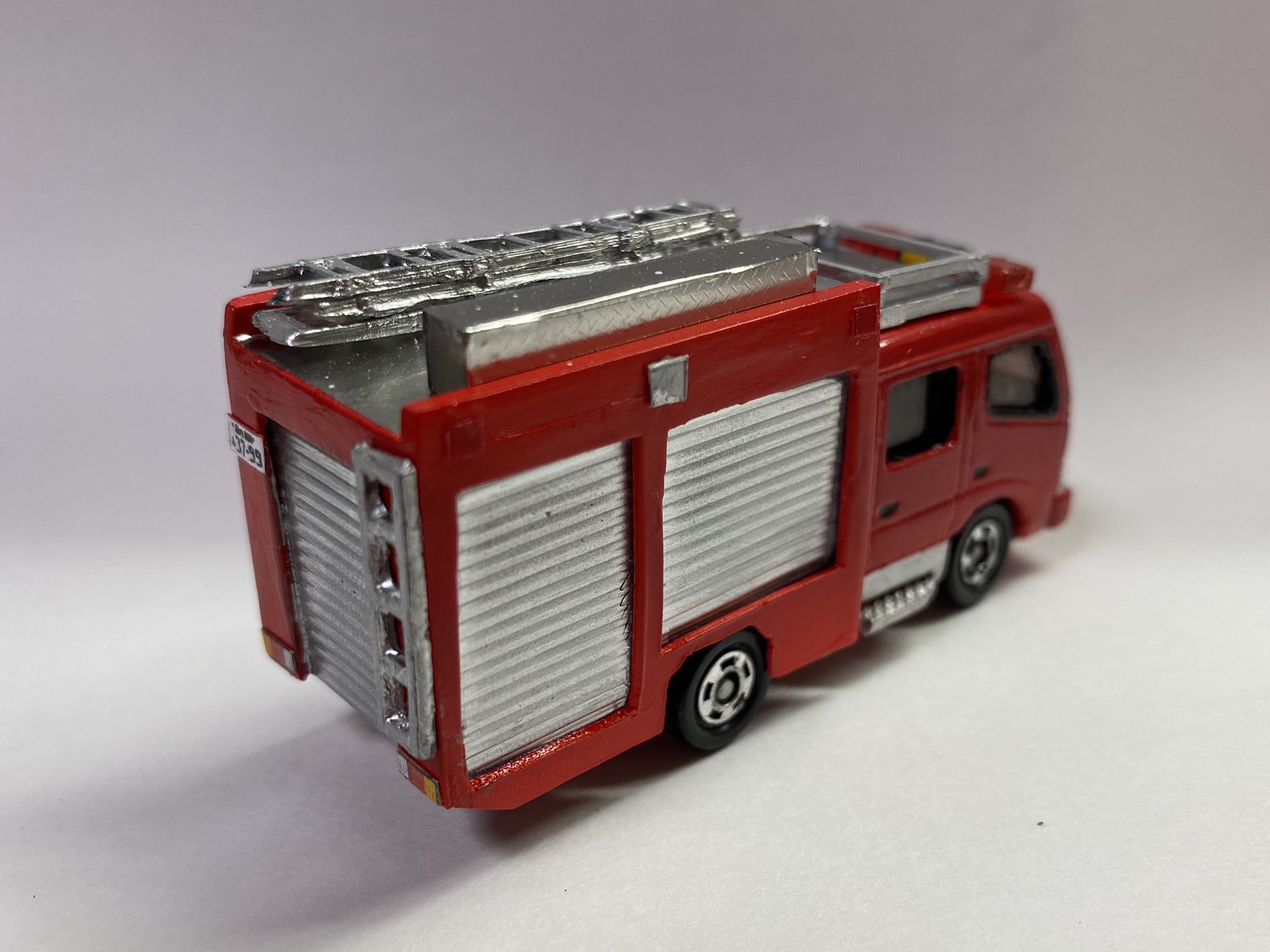 横消機動2 Twitterissa 改造トミカ紹介 第2弾 機動第2を第1弾とカウントしまして 今回はオールシャッターのポンプ車 を製作 モデルは横須賀市消防局のcafs搭載の小型水槽付きポンプ車です 失敗点も多々ありますが 雰囲気は出せたと