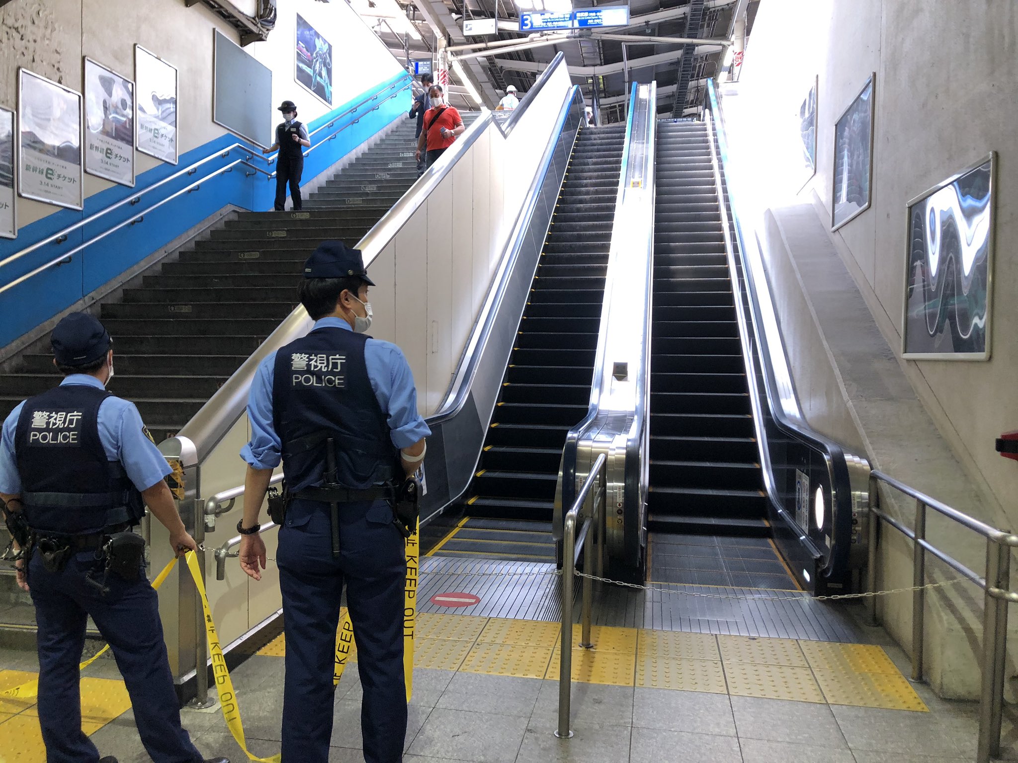 総武線快速の錦糸町駅の人身事故で規制線を張っている画像