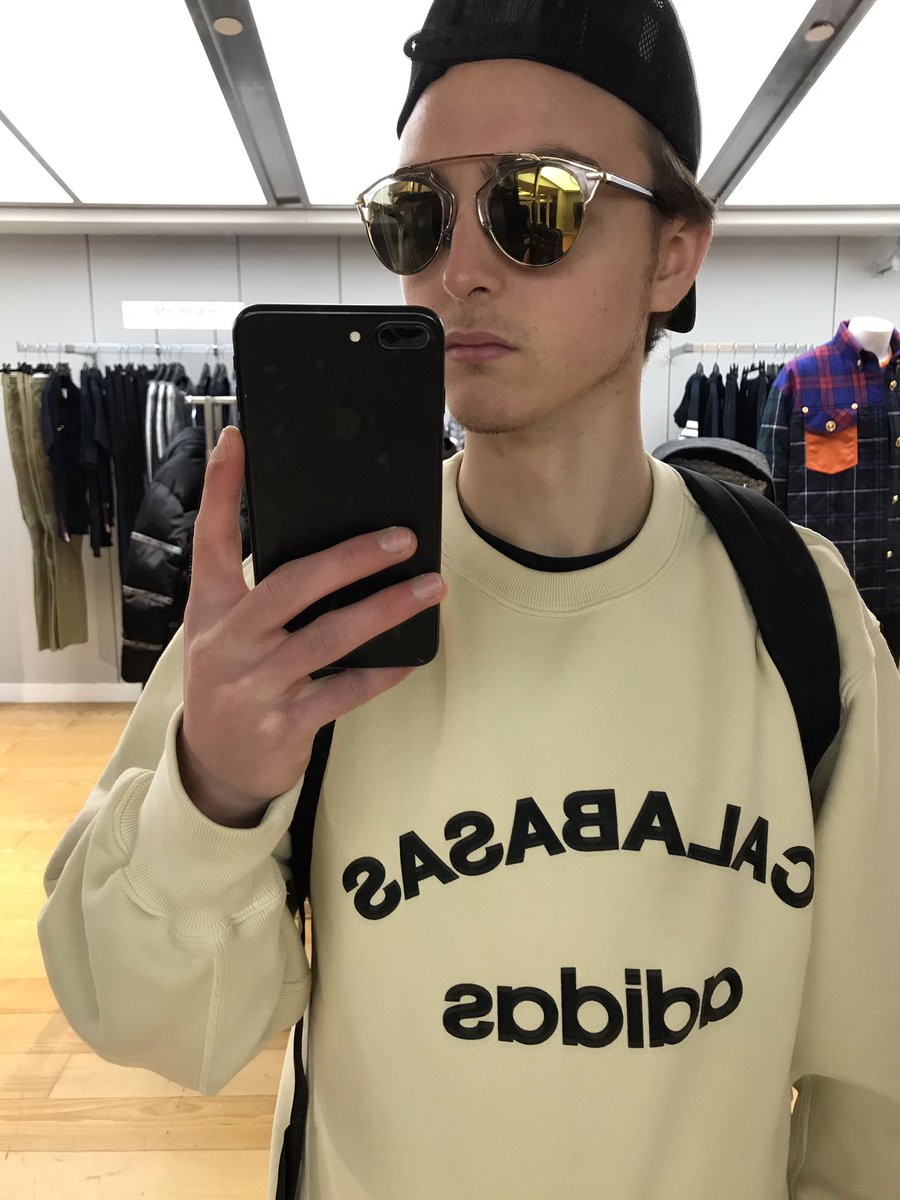 Bizzle_06's tweet photo. #calabasas #adidas #yeezy #dior #purpostour https://t.co/QlOGNEjHbi