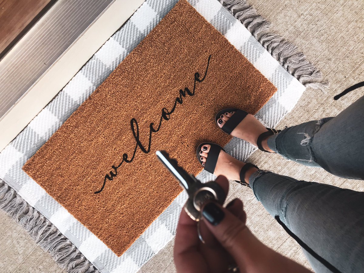 schreckally's tweet image. We bought our FIRST HOME🏠🔑 
•••
Today was moving day and I couldn’t be more exhausted &amp;amp; excited to make this house a home. Cheers to another huge adventure in 2020🎉 #FirstHome #Homeowners #YearOfFirsts