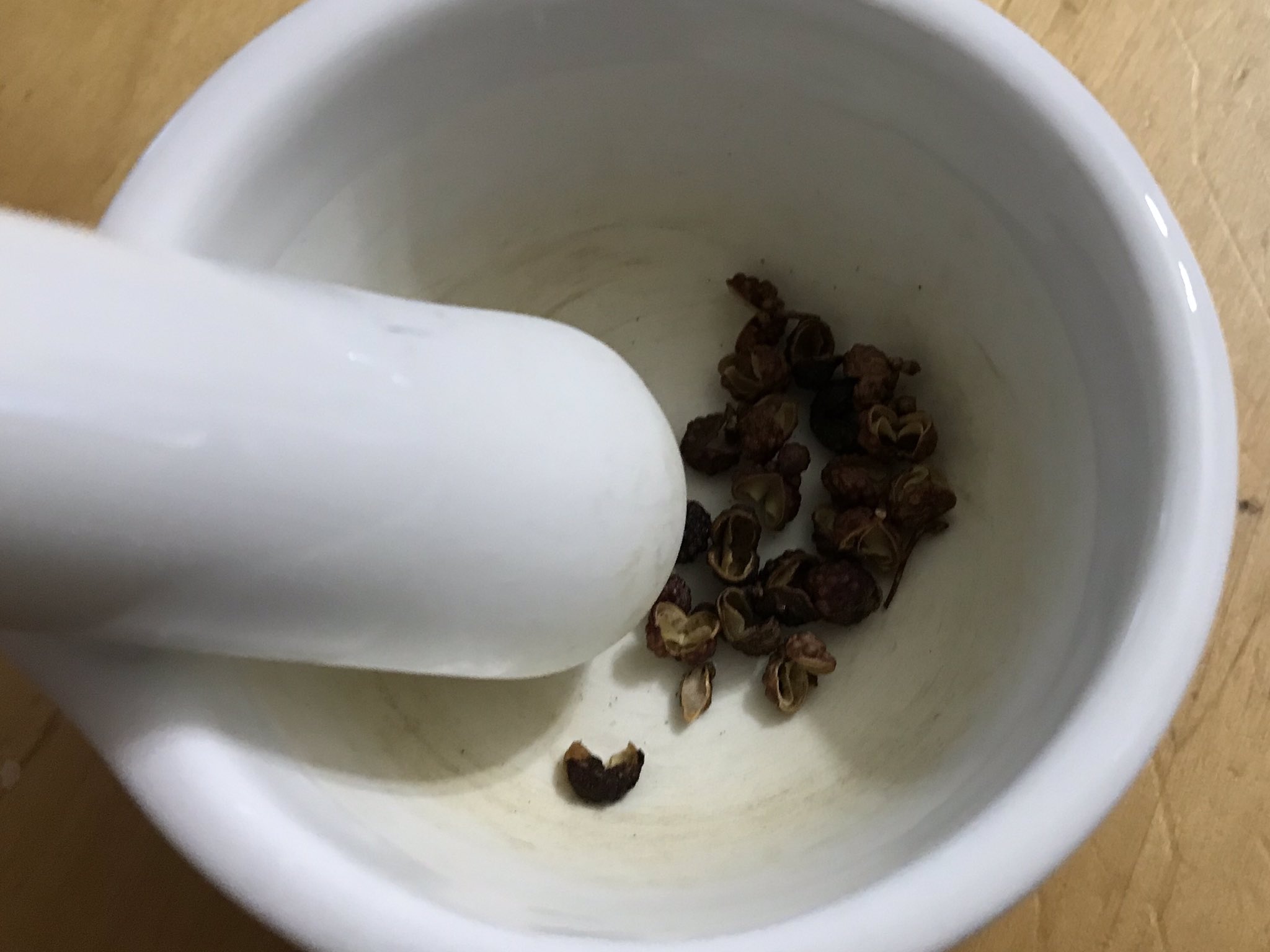 ふらカナ 小さめの石すり鉢があると ホールのスパイスが有効活用できるのでオススメ これは小さじ半分ぐらいの花椒 フライパンで軽く煎って香りを立ててから潰す 頑張ればもっと細かくなるけど 不揃いな感じが好みw ふらカナ 小さめの石すり鉢があると ホールのスパイスが有効活用できるのでオススメ これは小さじ半分ぐらいの花椒 フライパンで軽く煎って香りを立ててから潰す 頑張ればもっと細かくなるけど 不揃いな感じが好みw
