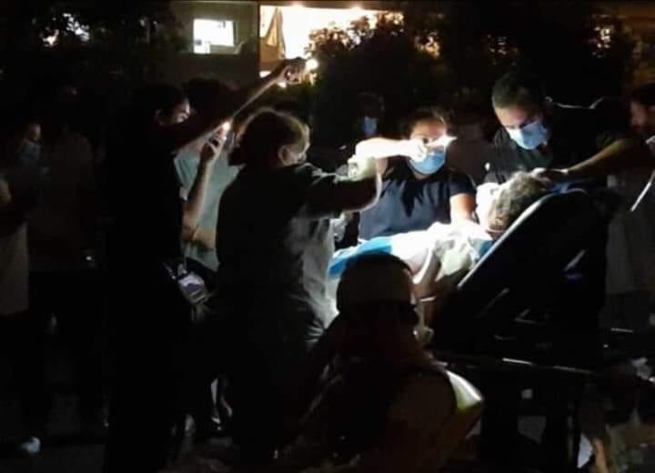 HKX37's tweet photo. #BeirutExplosion update; Health Minister reporting 78 killed, over 4,000 injured.

Hospitals are full, the injured are being treated on the streets. 

Medical staff using their phone torch due to power outage.
#Lebanon https://t.co/3SSDBqjoG6