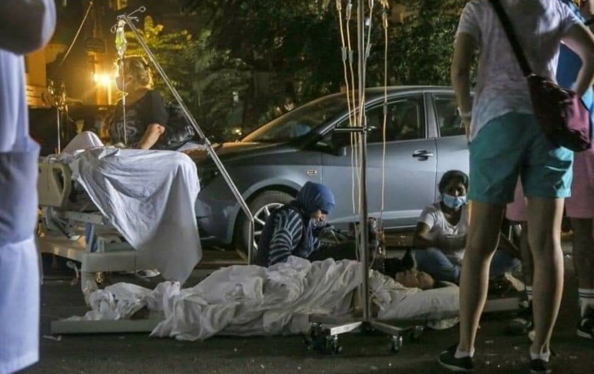HKX37's tweet photo. #BeirutExplosion update; Health Minister reporting 78 killed, over 4,000 injured.

Hospitals are full, the injured are being treated on the streets. 

Medical staff using their phone torch due to power outage.
#Lebanon https://t.co/3SSDBqjoG6