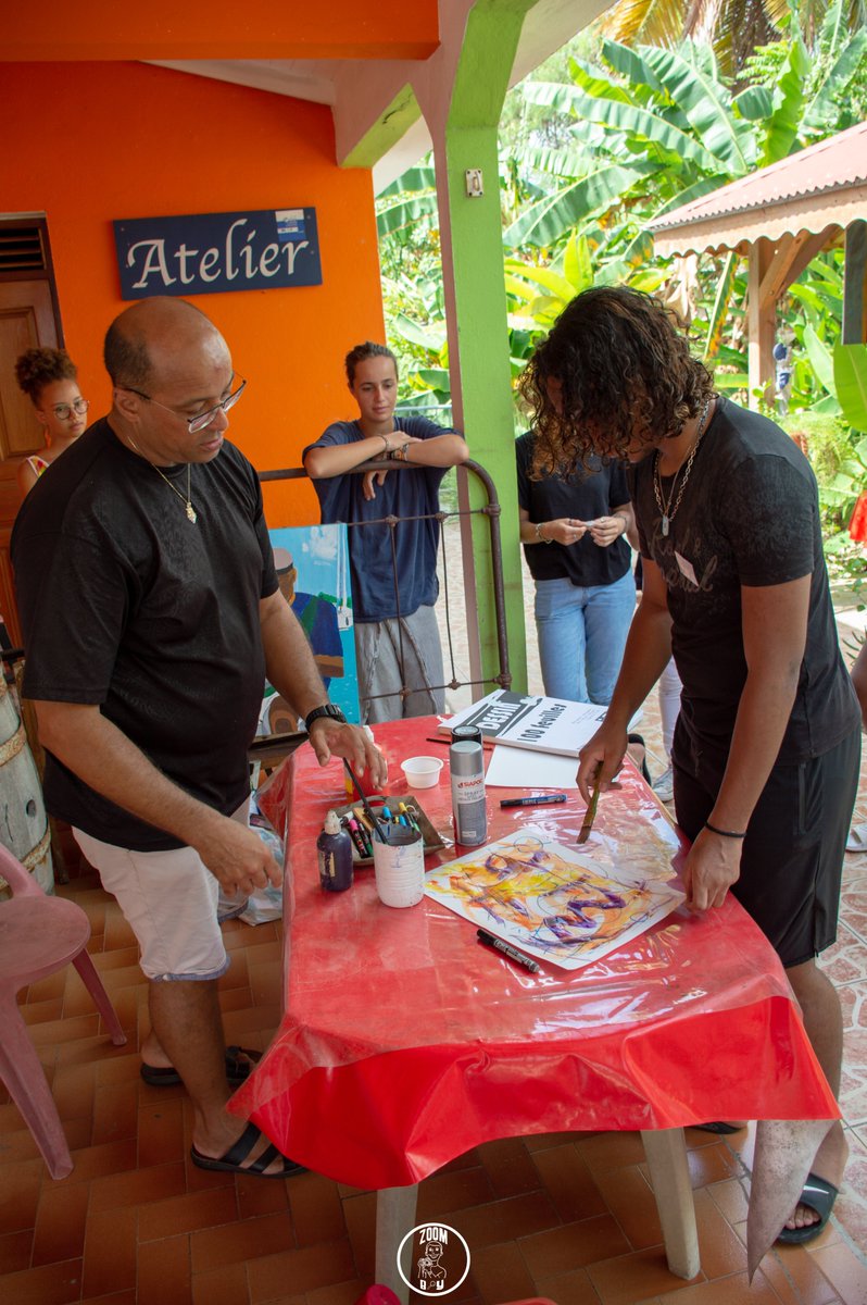 Le même jour, atelier de création artistique totalement gratuit par un peintre/plasticien dont le nom m'échappe parce que j'ai un très mauvaise mémoire mais qu'on peut néanmoins très bien voir en action sur la 2ème photo.