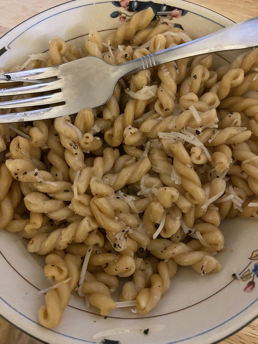 jessbaroff's tweet photo. first attempt at homemade cacio e Pepe.. 👀👀👀

...and I must say I’m p proud of myself 🥳 #quarentinecooking #easydish #cacioepepe https://t.co/5I6dt69TpL