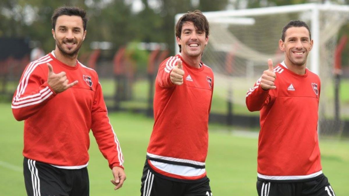 FrecuenciaNOBTV's tweet photo. El lunes 10 vuelven a verse las caras y ellos lo saben 🤙👍👍
¿sienten la misma alegria que ellos?
#Newells #Entrenamiento #PredioJorgeGriffa #Nacho #Gato #Maxi #PP8 #Tucu #Jero #Alan #TodosJuntos https://t.co/VOoxWfB9Kc
