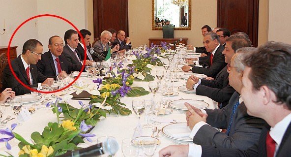 _VicenteSerrano's tweet photo. ¿Qué pasa con @FelipeCalderon? Todo el que lo rodea, en problemas... ¡Qué feo es ser Calderón! ¿No? https://t.co/82OIvyTkHp