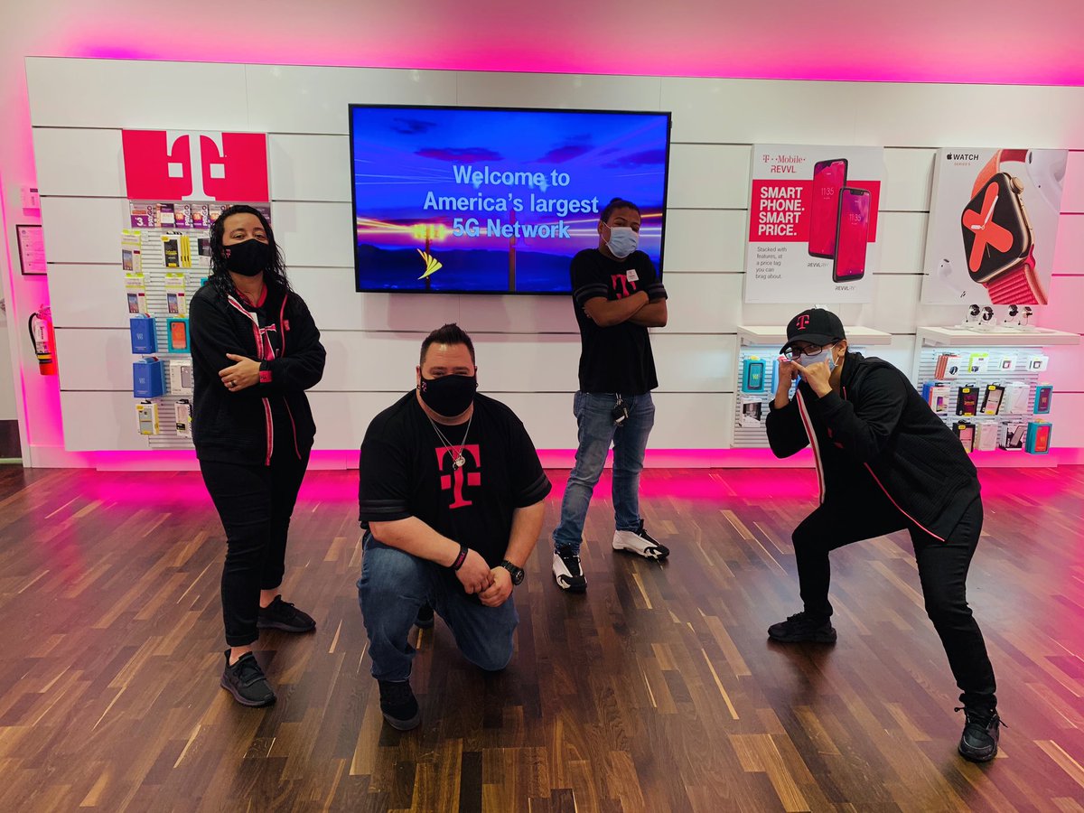 Thank you!! Our very own <a href="/PowPowTmobile/">Casey Powers</a> stopping by to support the #SeminoleDreamTeam today🏔🏴🔥 #ElNorte