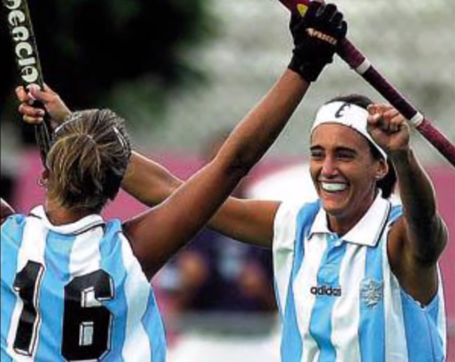 A raíz de la nota de la semana pasada a Cecilia Rognoni alguien mandó esto a mi celular hoy. No tolero sola la nostalgia del tiempo que ya no es. 🏑 🇦🇷 🦁

Cecilia y Luciana, LA MEJOR dupla del hockey argento de toda la historia. 

Like si se te erizó la piel 😆