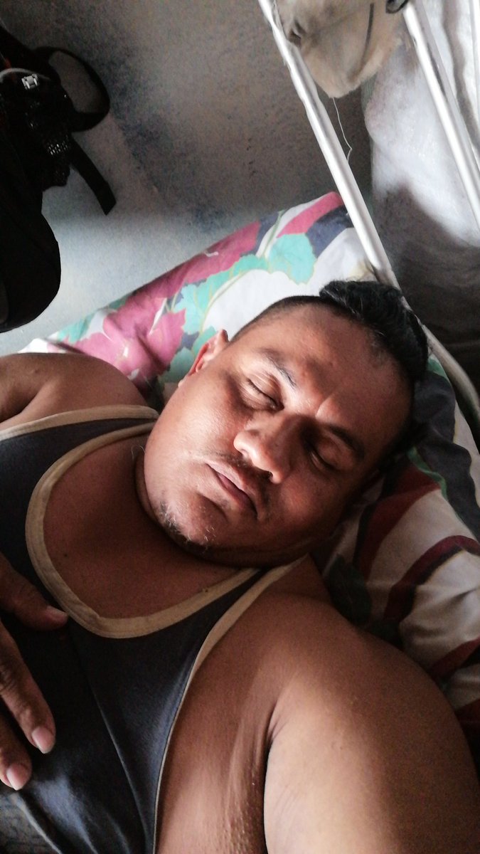 fridgui's tweet image. Y nunca llegaron los víveres hasta me dormí de igual manera gracia así puedo ver por los medios que se perdieron bastantes paquetes que no llegaron a gente que lo nesecita que pena con estos gobernantes