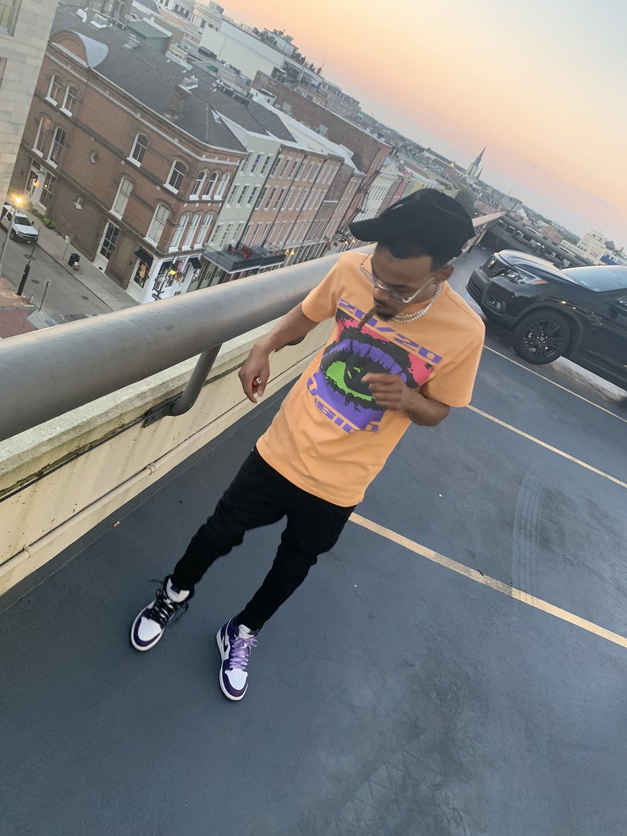 DSRMCEO's tweet photo. I was broke I was stuck who would’ve thought it would be us here 🎥😤 #DesignerRecordsCEO #moneymakingmovementent💼 #funstopvideoshoot https://t.co/rDD3aME6gW