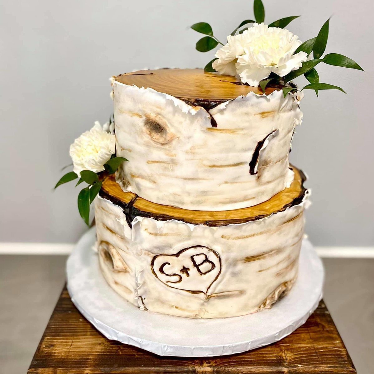 Buy now from yesloveweddings.com/Chelle! This is a gorgeous birch tree wedding cake by Chelle Chelle!