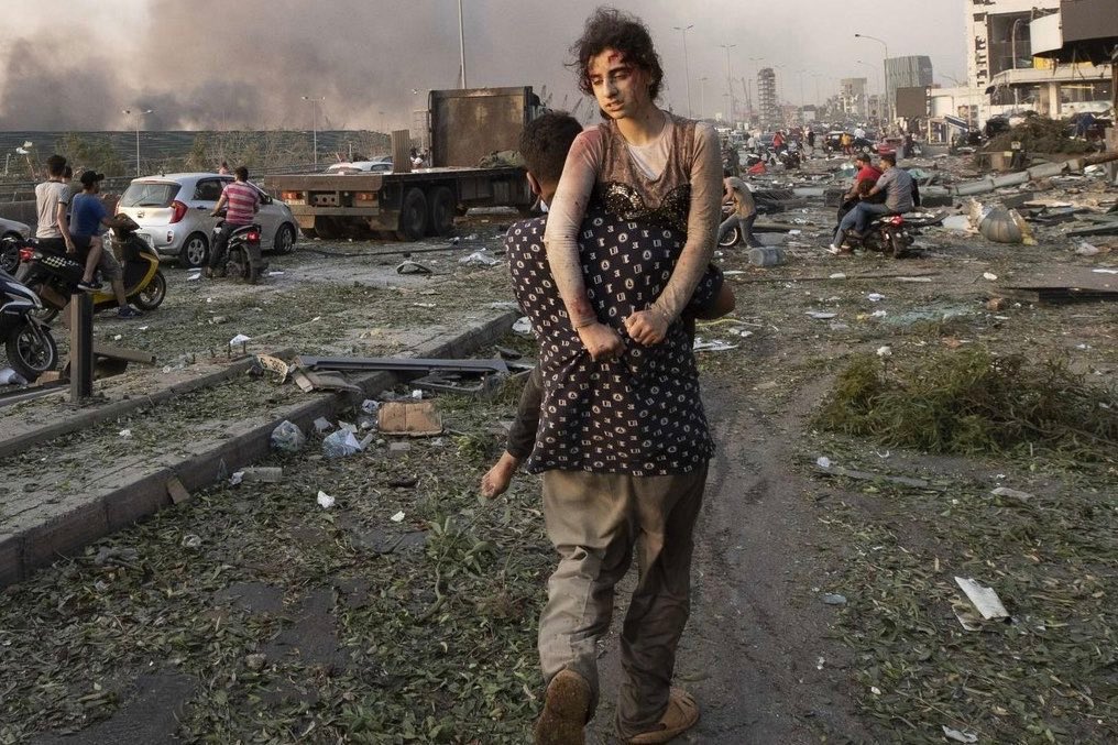 Kitapcumlelerii's tweet photo. “Acı duyabiliyorsan, canlısın. Başkalarının acısını duyabiliyorsan, insansın.”
#Beirut #PrayForLebanon https://t.co/0eBKqjxJ69