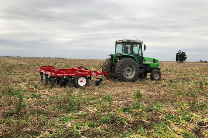 MaquinacDigital's tweet photo. #AgroSeri avanza con el sistema BES de control mecánico de malezas👇👇
https://t.co/RKUYK4Fuvs #OtrosEquipos https://t.co/GvU8xT10op