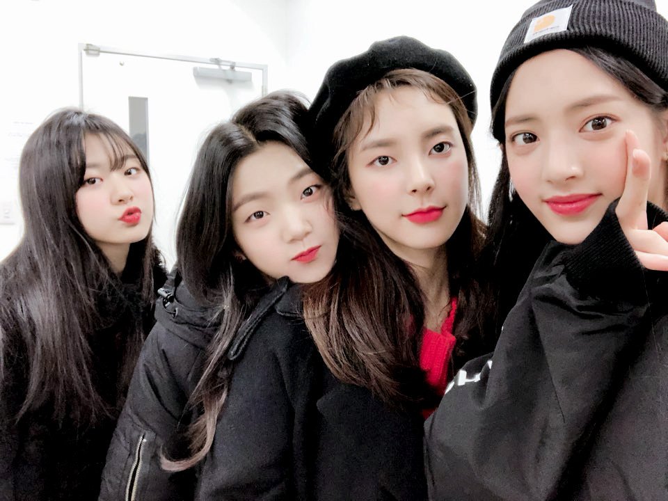 A thread of Weeekly pre-debut photos;LOEN Girls ★ FAVE Girls ★ PLAYM GirlsNote: None of the pictures were edited/cropped so this thread may contain former trainees and former mixnine contestants  #Weeekly  #위클리  @_Weeekly