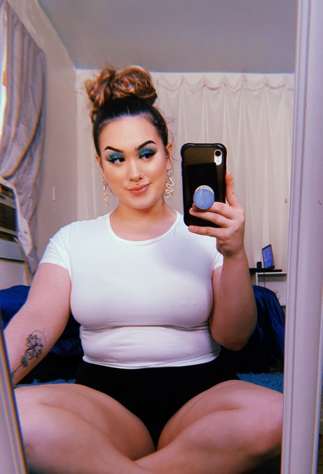 Hello it me 😚 https://t.co/GvPFkfki9b<a href="/tag/newprofilepic"class="tags"><span>#newprofilepic</span></a>