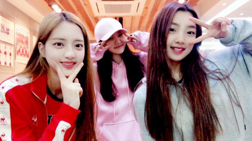 A thread of Weeekly pre-debut photos;LOEN Girls ★ FAVE Girls ★ PLAYM GirlsNote: None of the pictures were edited/cropped so this thread may contain former trainees and former mixnine contestants  #Weeekly  #위클리  @_Weeekly