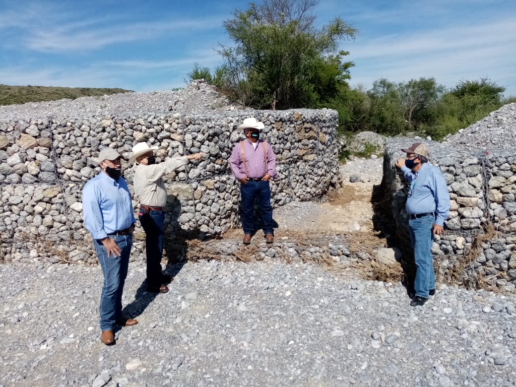 SEDERCOAH's tweet photo. Ejido Macuyu, municipio de #GeneralCepeda, Secretario @flores_mendez supervisando obras de captación para un mejor aprovechamiento de agua de lluvia, en un proyecto impulsado por el Gobernador @mrikelme https://t.co/948zAC4kYI