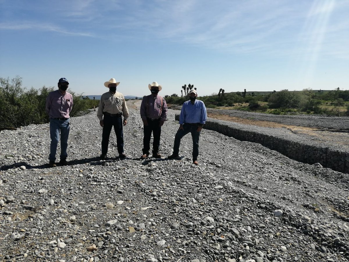 SEDERCOAH's tweet photo. Ejido Macuyu, municipio de #GeneralCepeda, Secretario @flores_mendez supervisando obras de captación para un mejor aprovechamiento de agua de lluvia, en un proyecto impulsado por el Gobernador @mrikelme https://t.co/948zAC4kYI