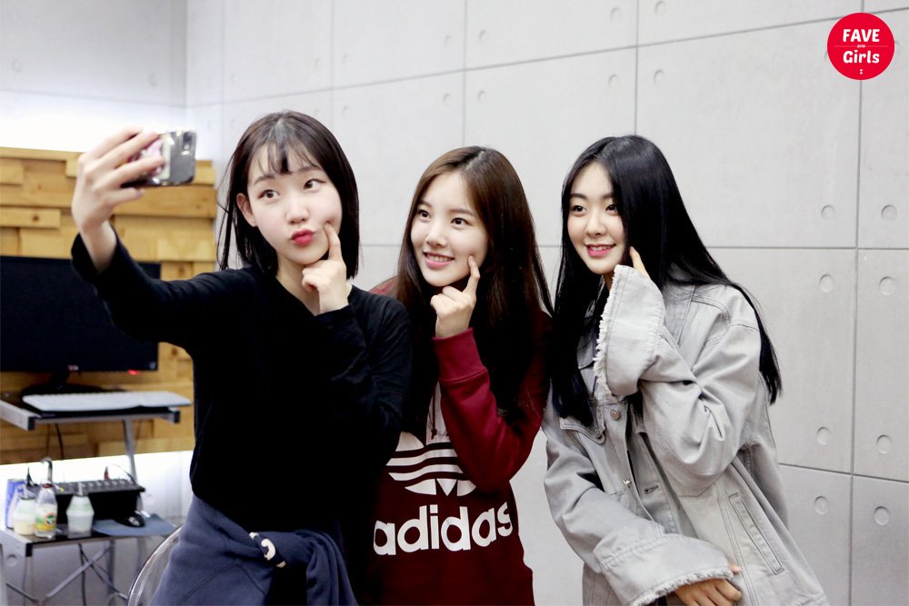 A thread of Weeekly pre-debut photos;LOEN Girls ★ FAVE Girls ★ PLAYM GirlsNote: None of the pictures were edited/cropped so this thread may contain former trainees and former mixnine contestants  #Weeekly  #위클리  @_Weeekly