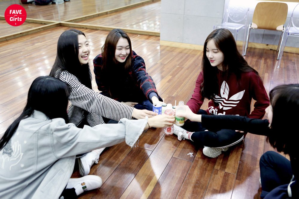 A thread of Weeekly pre-debut photos;LOEN Girls ★ FAVE Girls ★ PLAYM GirlsNote: None of the pictures were edited/cropped so this thread may contain former trainees and former mixnine contestants  #Weeekly  #위클리  @_Weeekly
